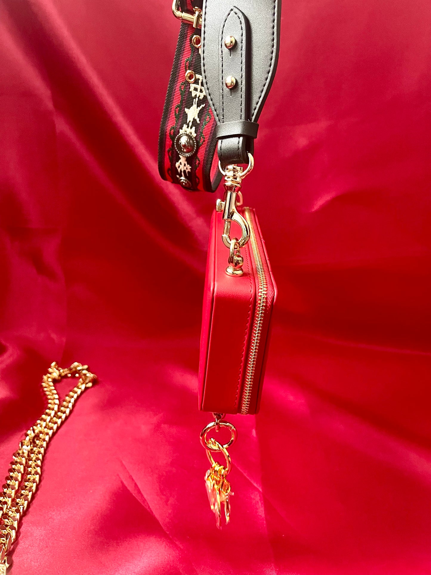 Bolso bandolera modificado con efecto lápiz labial rojo de Dior