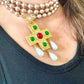 Collar largo con perlas de imitación y colgante de cruz, broche y bisutería.