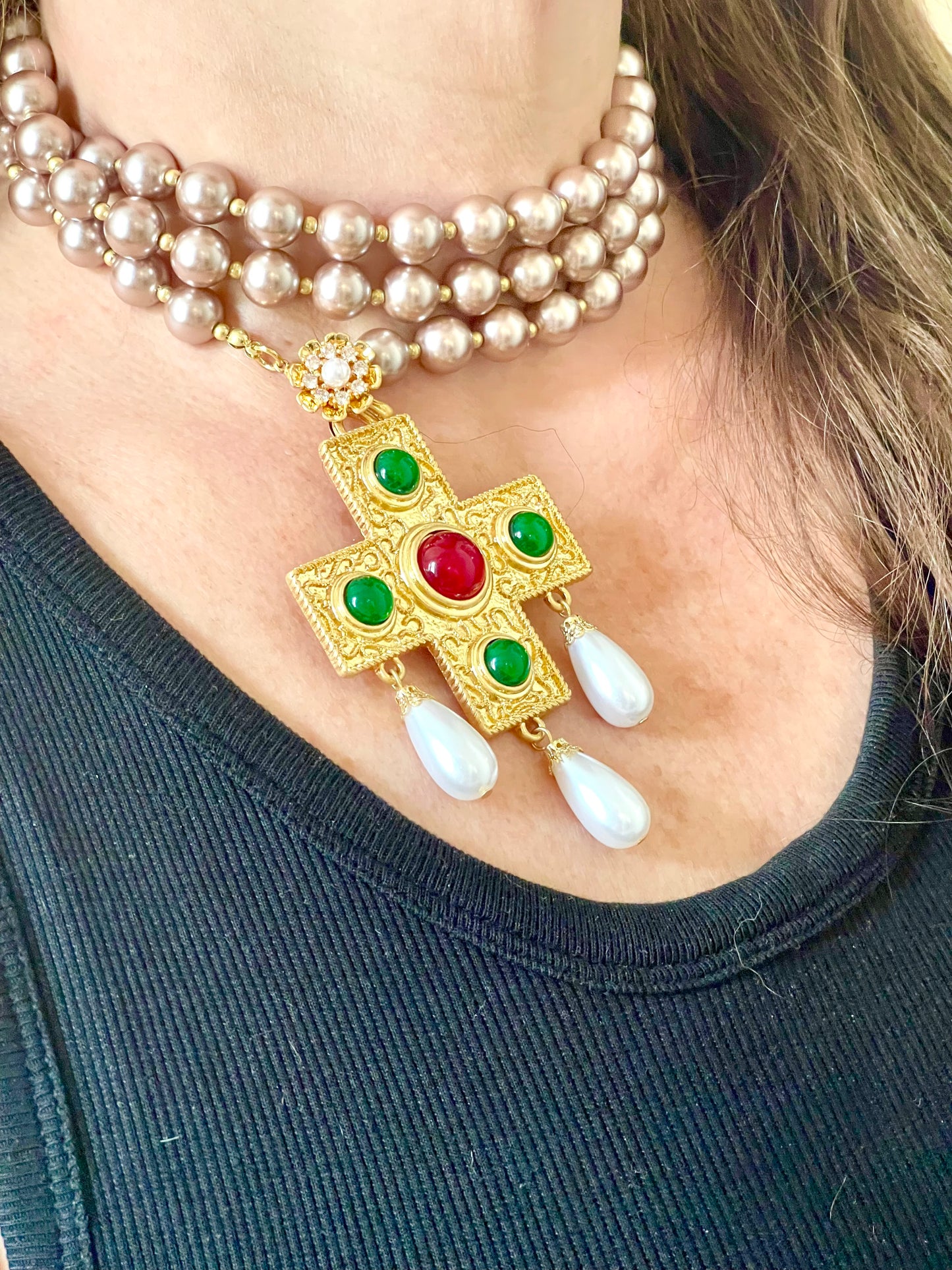 Collar largo con perlas de imitación y colgante de cruz, broche y bisutería.
