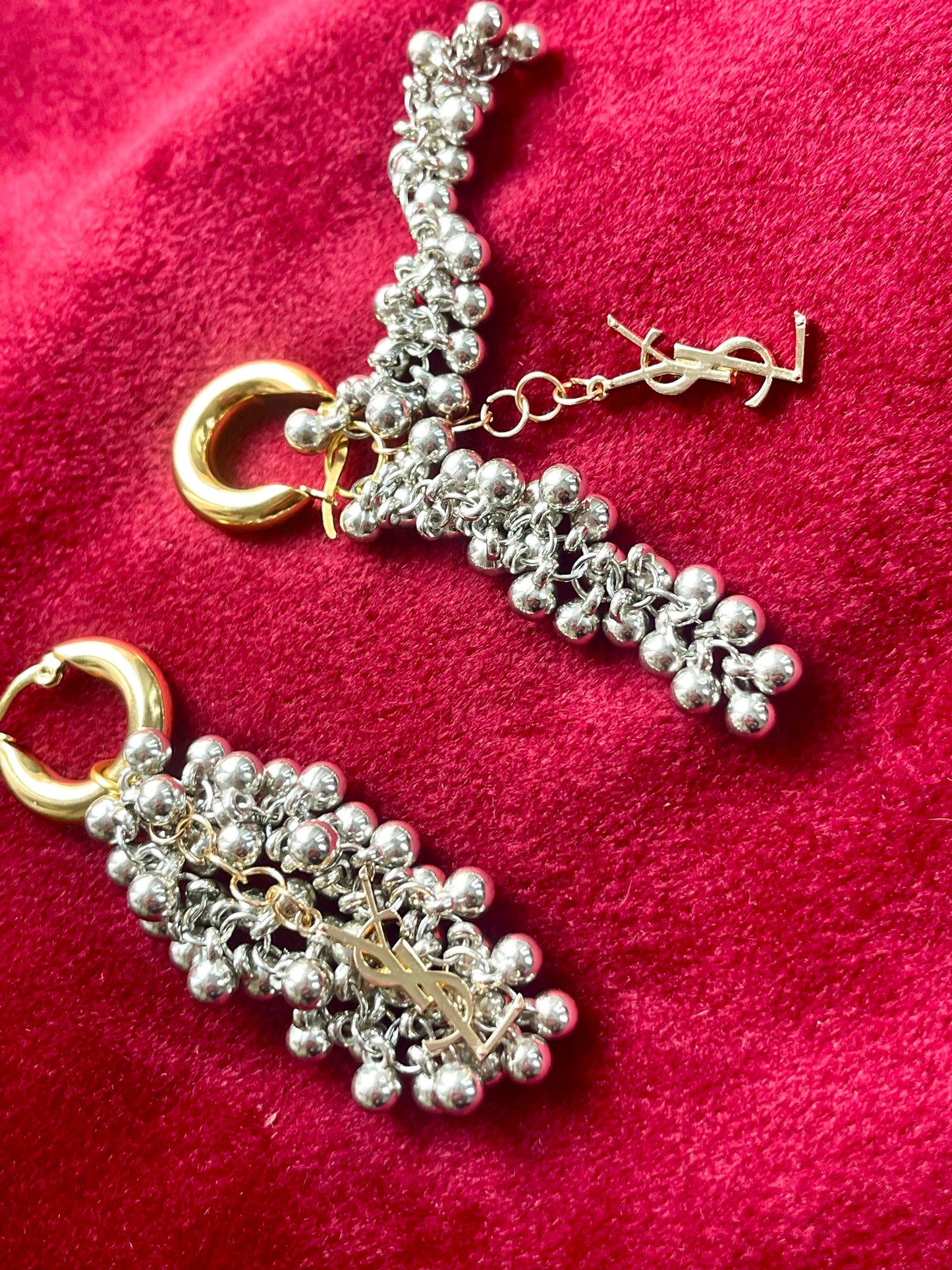 Pendientes vintage de cuentas bitono con dijes de Yves Saint Laurent reutilizados