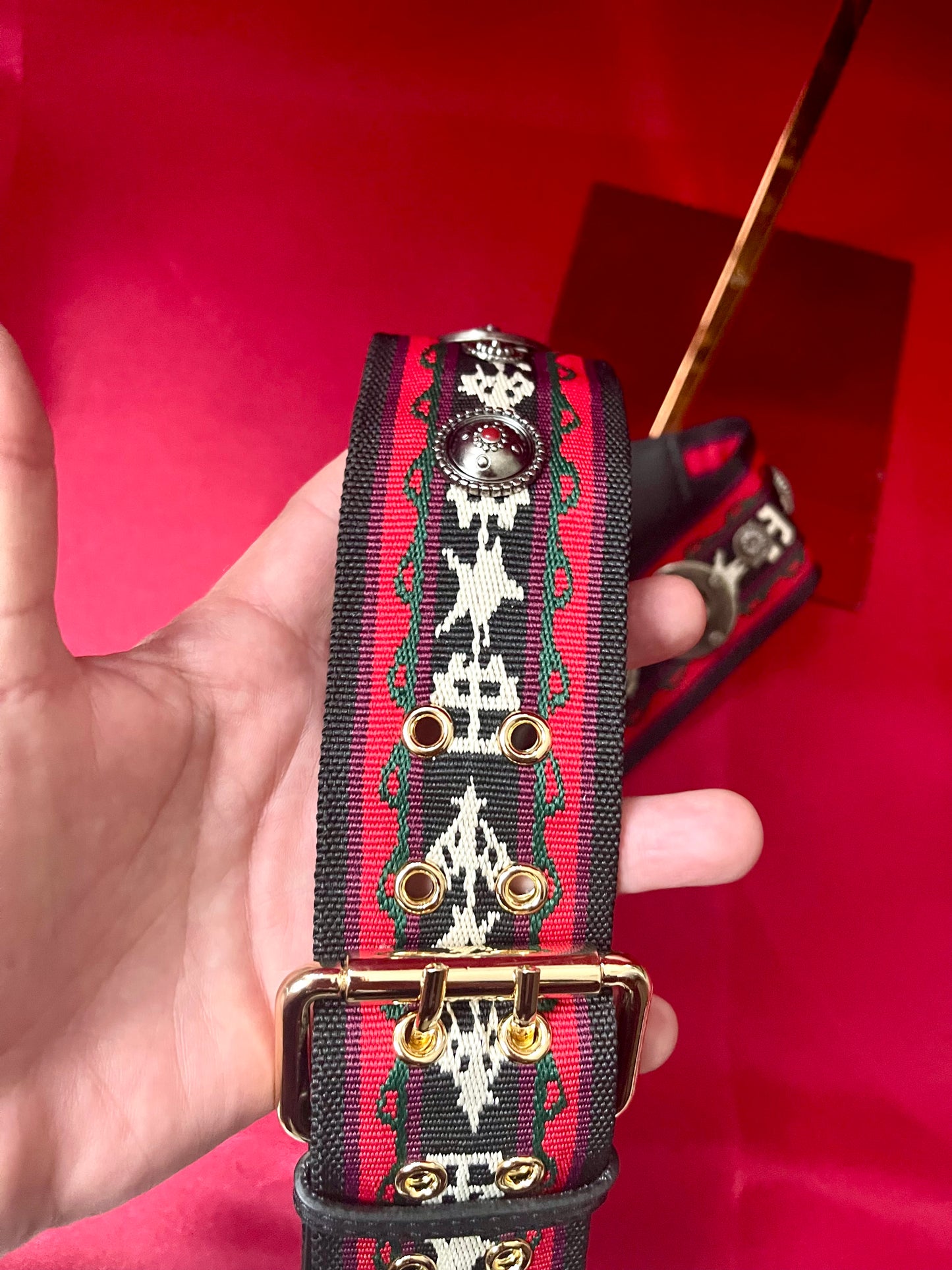 Bolso bandolera modificado con efecto lápiz labial rojo de Dior