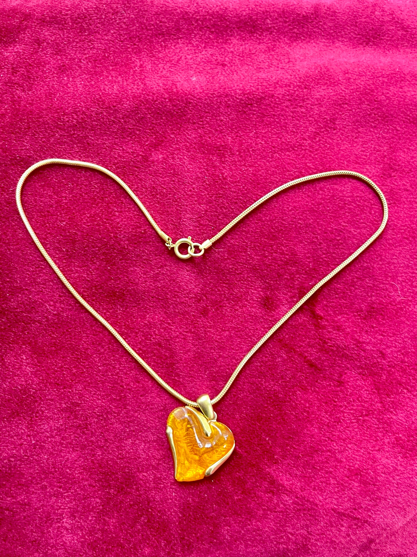 Collier pendentif vintage Yves Saint Laurent en résine orange, couleur or, signé YSL.