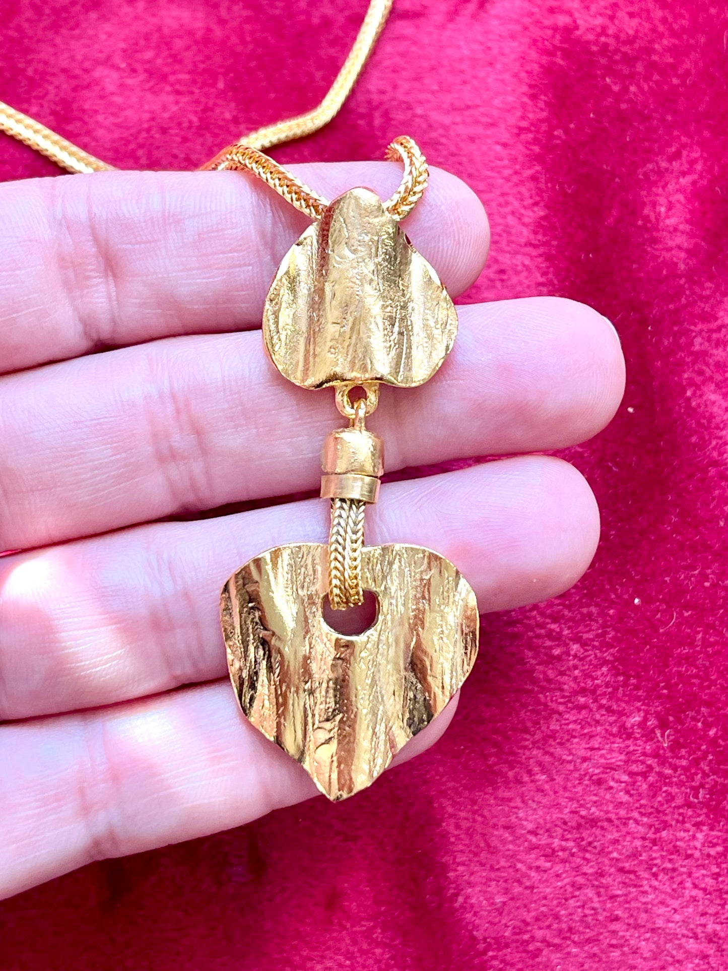 Collier pendentif vintage doré Yves Saint Laurent, style artistique, remis à neuf, 18 kg