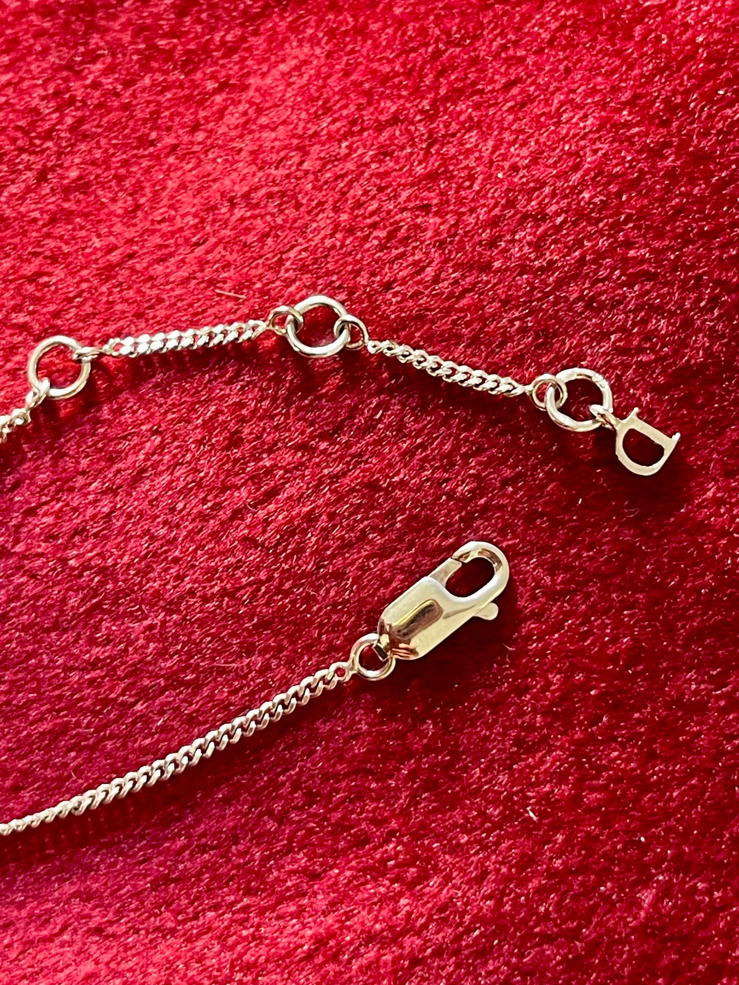 Pulsera Dior con dije de ángel en plata de ley