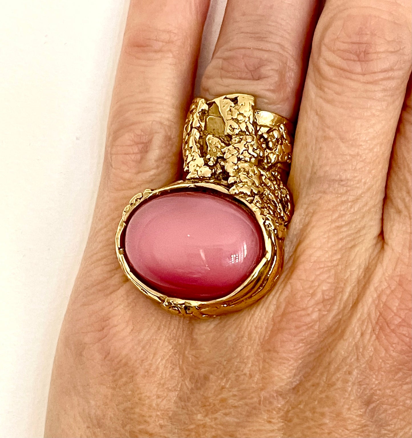 Anillo Arty dorado vintage con rosa de Yves Saint Laurent