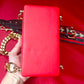 Bolso bandolera modificado con efecto lápiz labial rojo de Dior