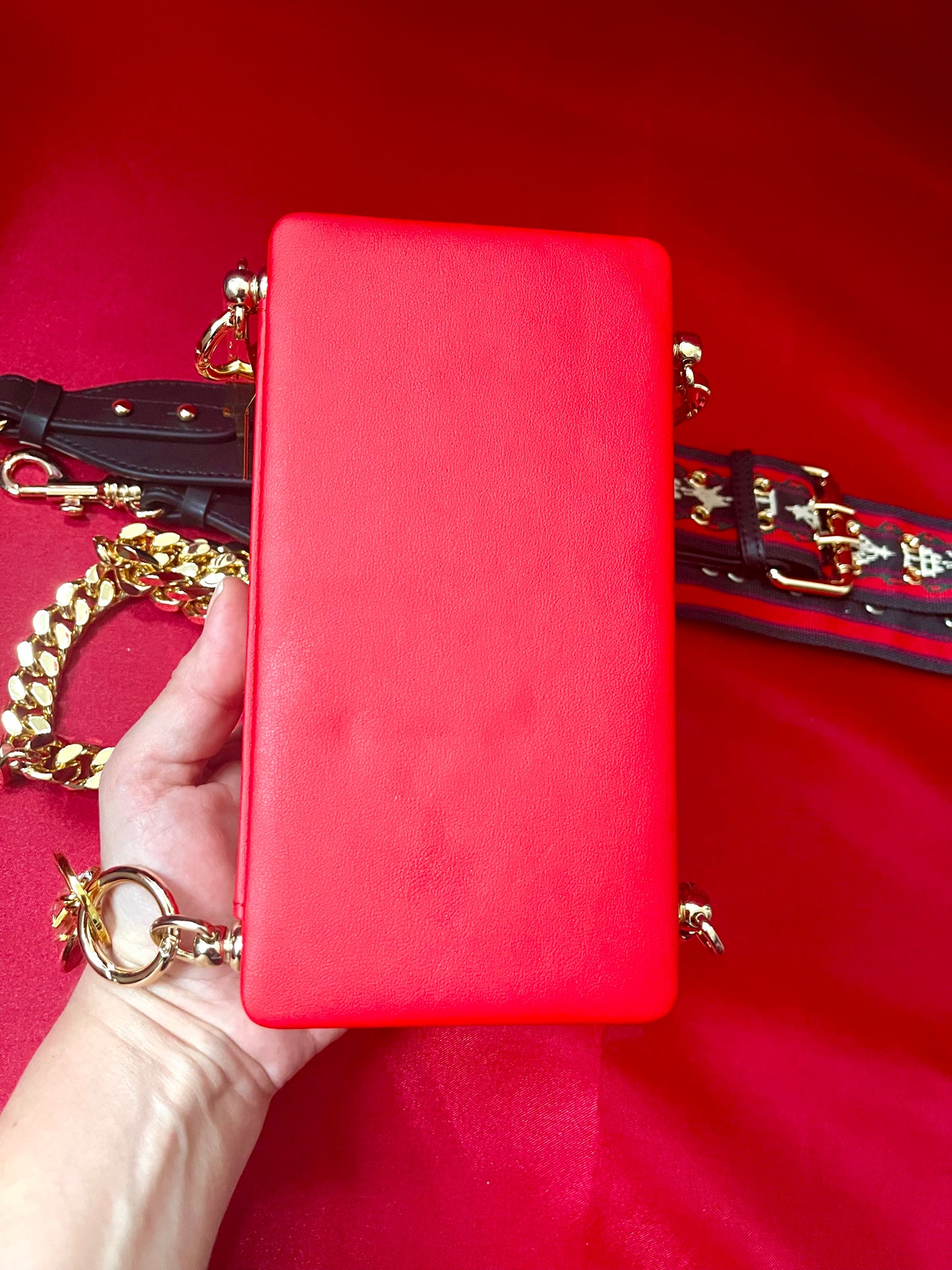 Bolso bandolera modificado con efecto lápiz labial rojo de Dior