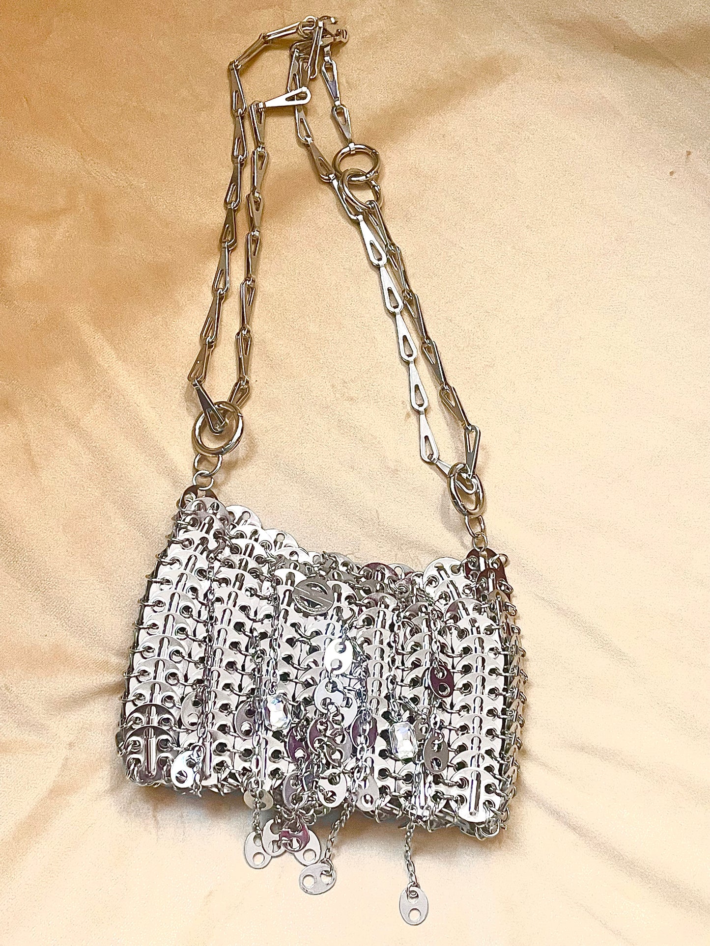 Charms Paco Rabanne argentés Sparkle Design Mini sac en métal Style Paco Rabanne