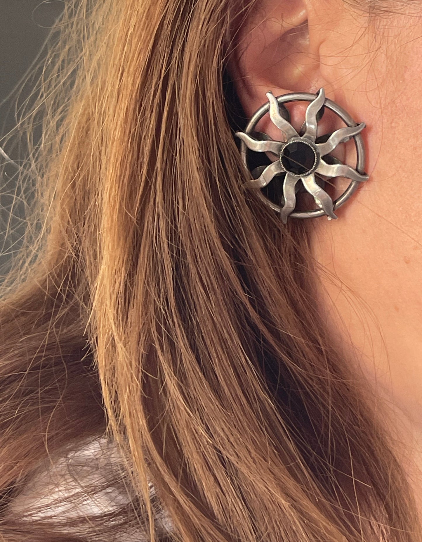 Pendientes Paco Rabanne Vintage 80s Sun Motif – Plateados con piedra facetada negra