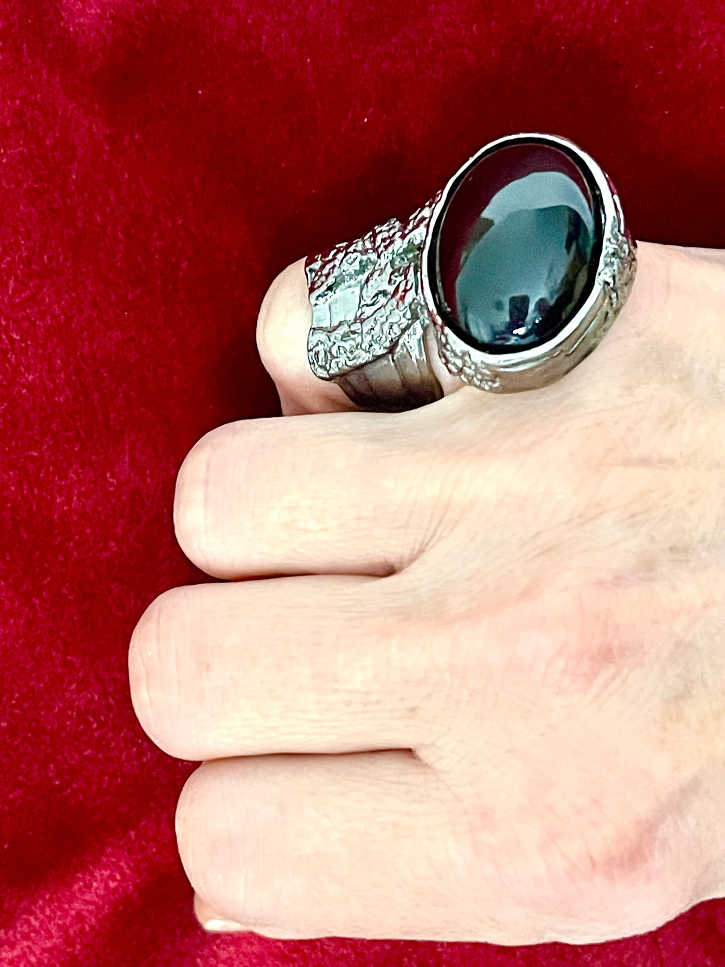 Anillo de metal gris oscuro con piedra negra Arty Vintage de Yves Saint Laurent