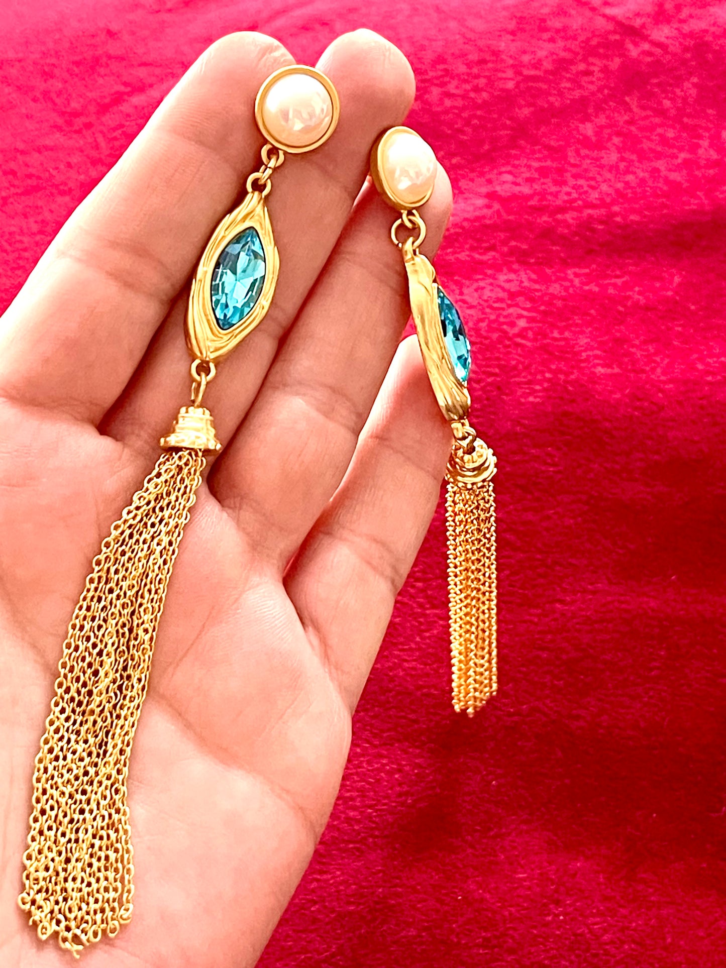 Boucles d'oreilles au design vintage avec cristaux de verre bleu plaqué or