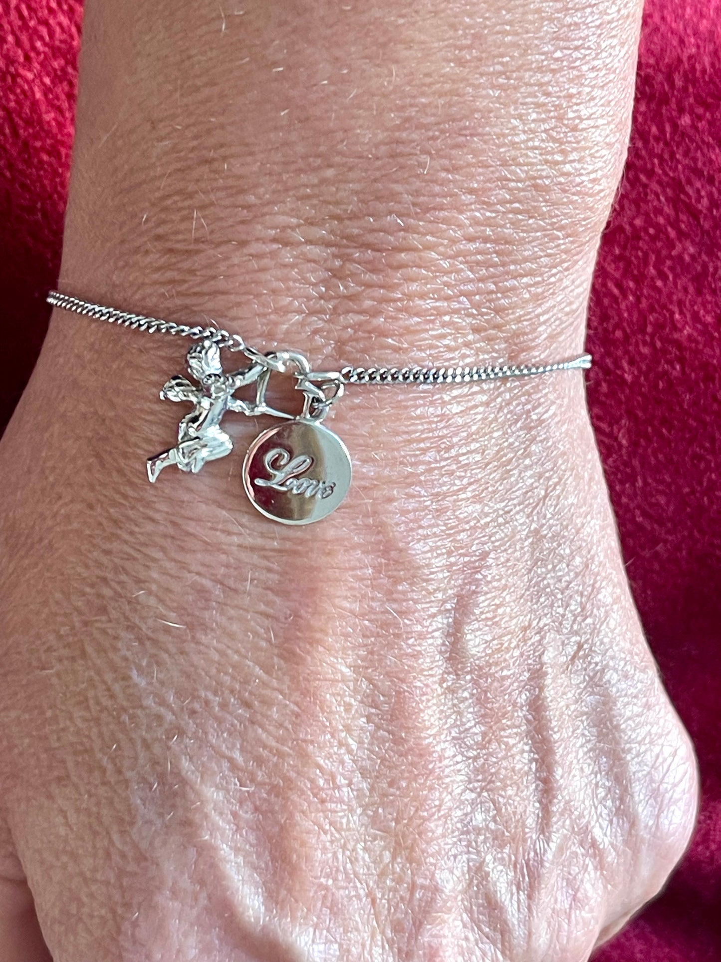 Pulsera Dior con dije de ángel en plata de ley