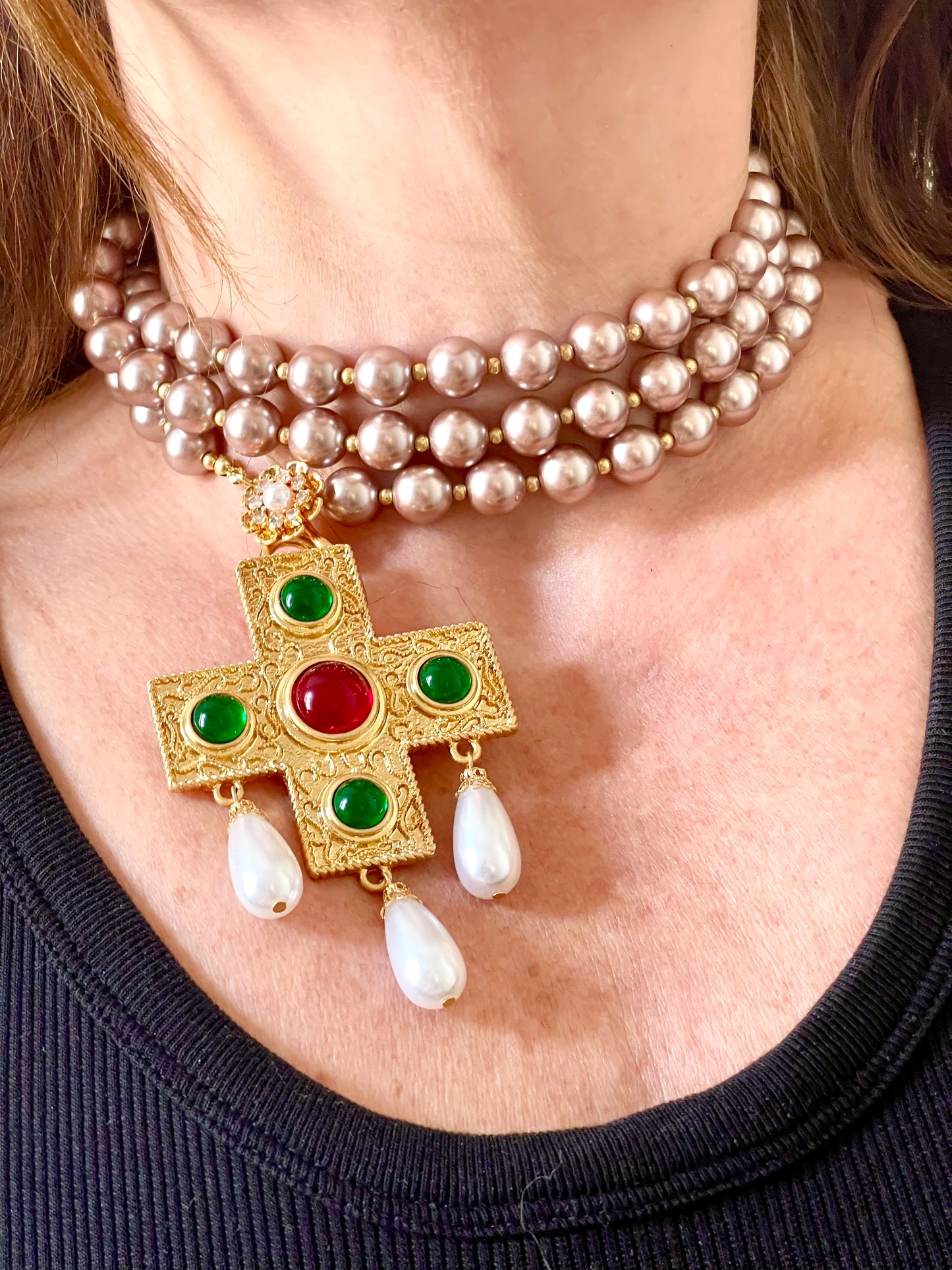 Collar largo con perlas de imitación y colgante de cruz, broche y bisutería.