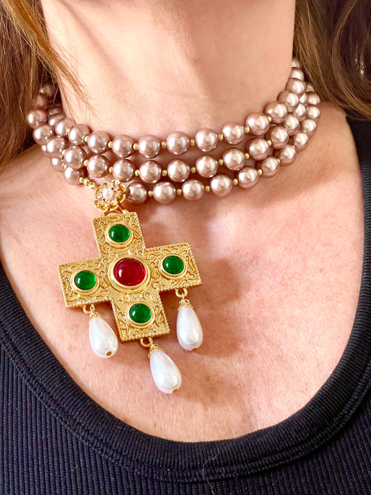 Collar largo con perlas de imitación y colgante de cruz, broche y bisutería.