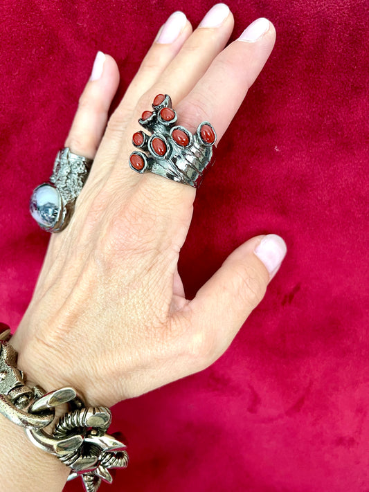 Bague vintage Yves Saint Laurent Arty avec pierres bordeaux – Pièce de créateur audacieuse