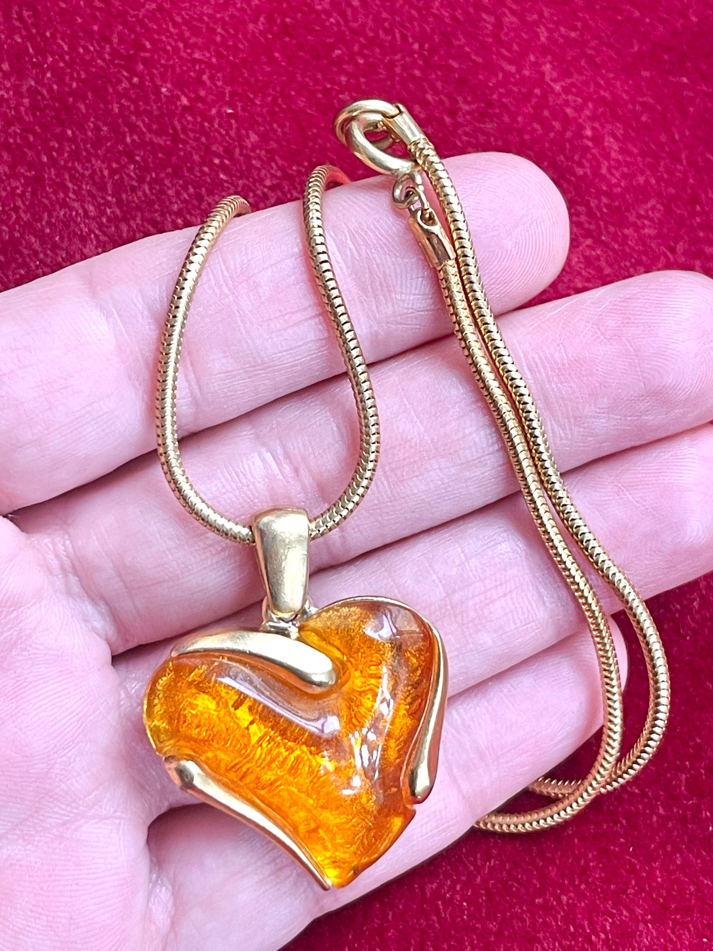 Collier pendentif vintage Yves Saint Laurent en résine orange, couleur or, signé YSL.