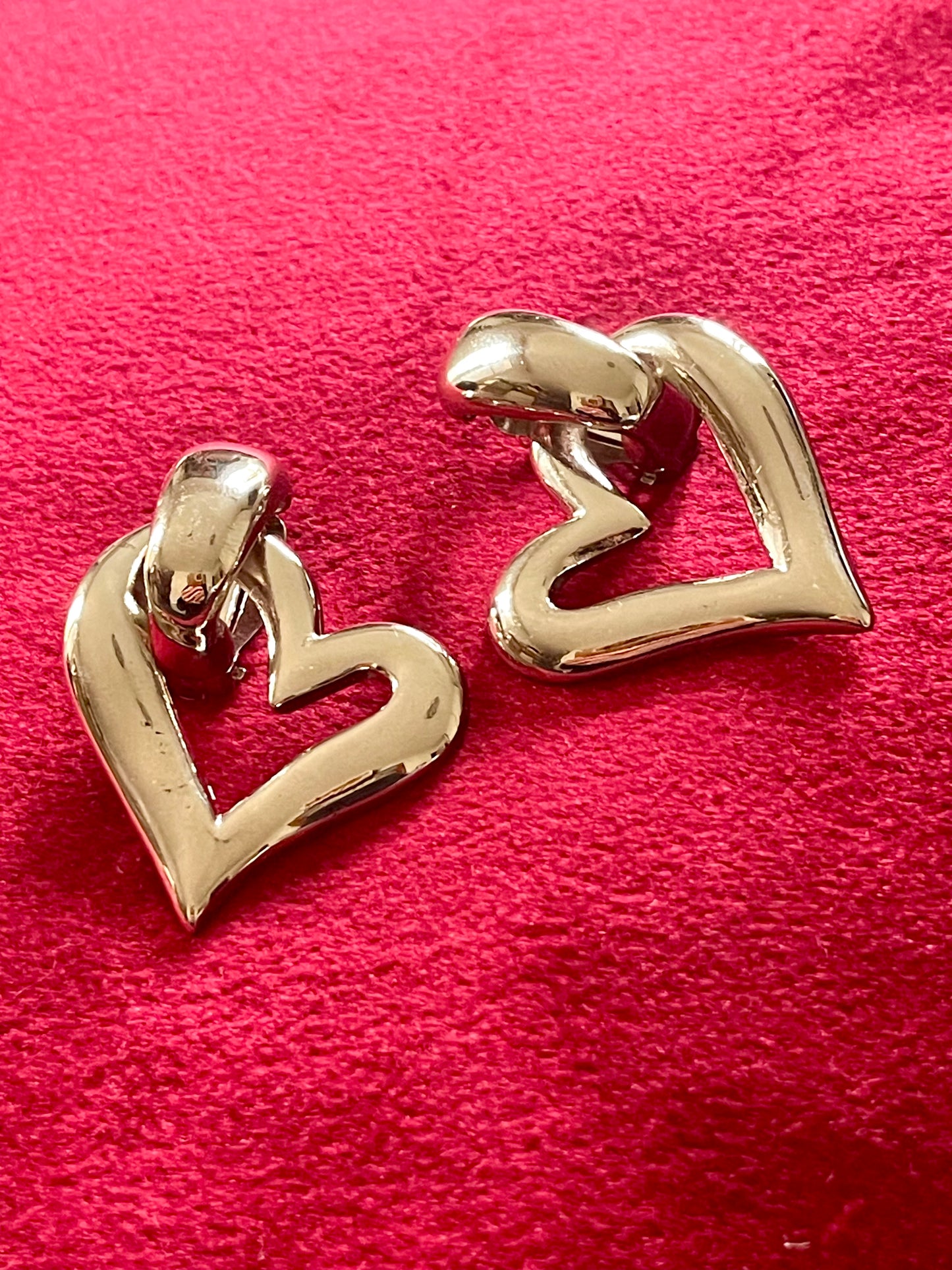 Pendientes Arty Hearts raros bañados en oro blanco