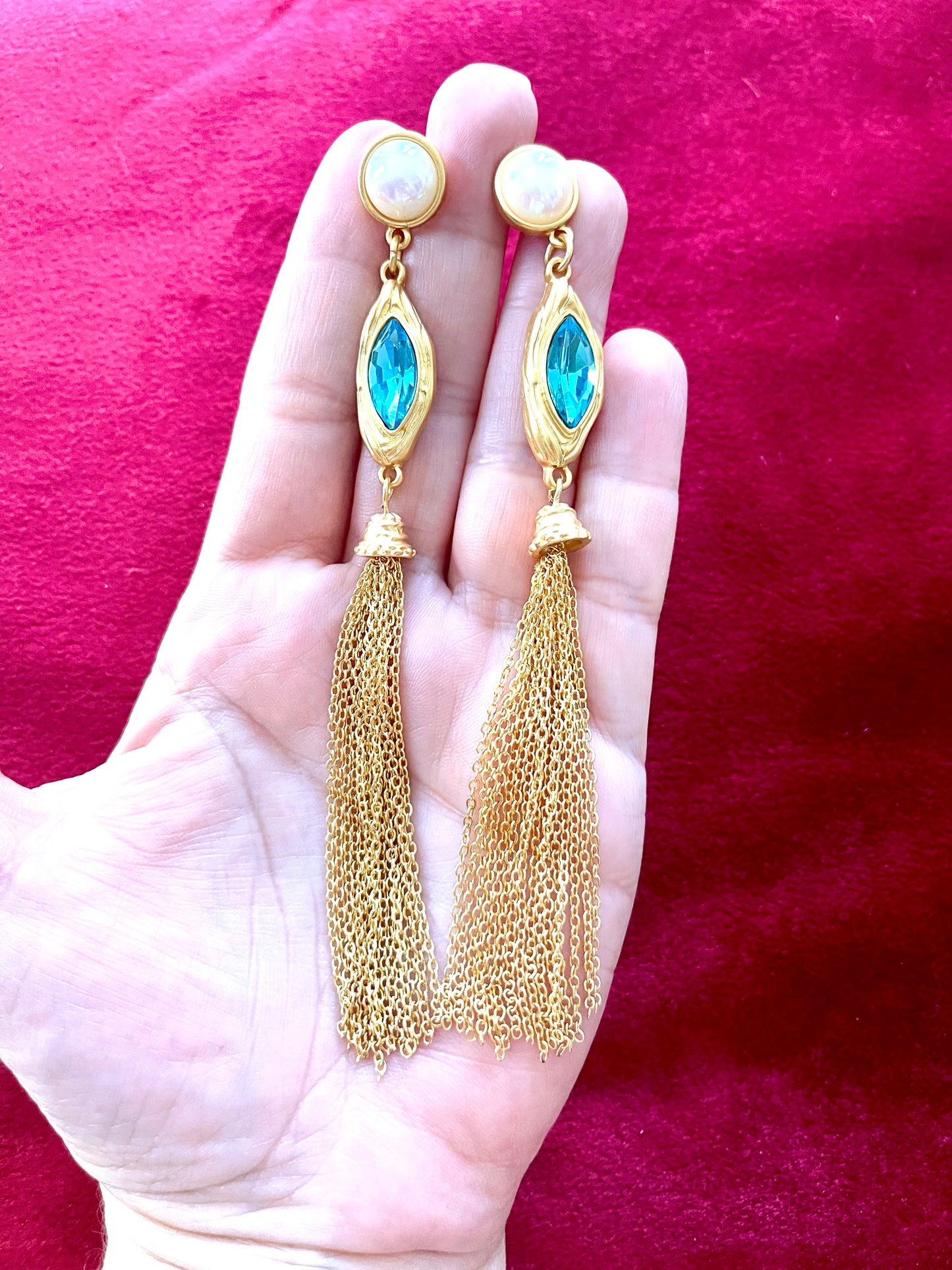 Boucles d'oreilles au design vintage avec cristaux de verre bleu plaqué or