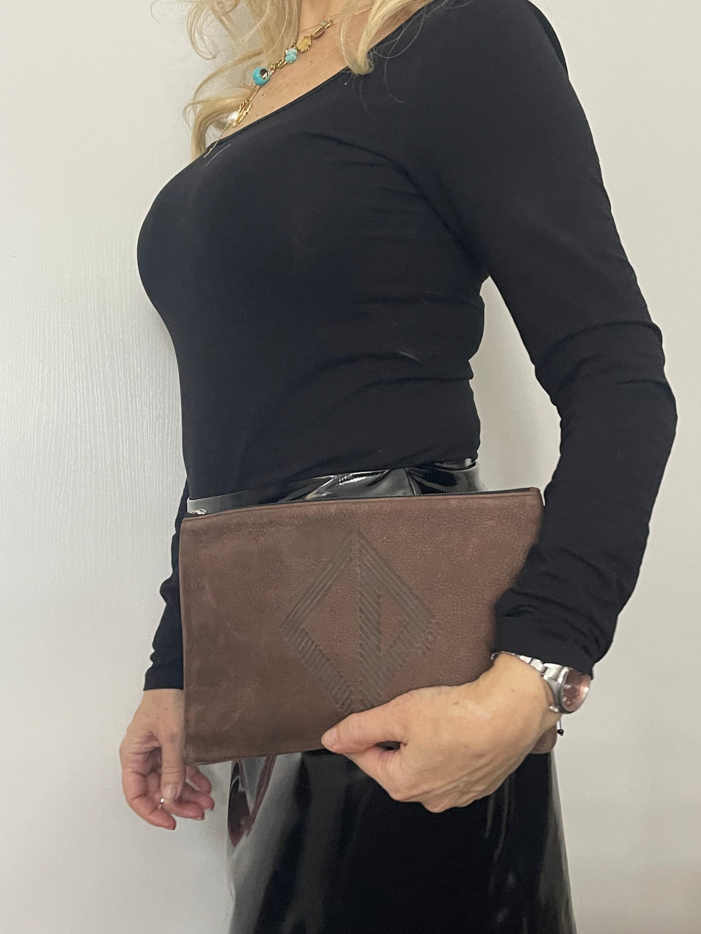 Pochette Dior en daim marron