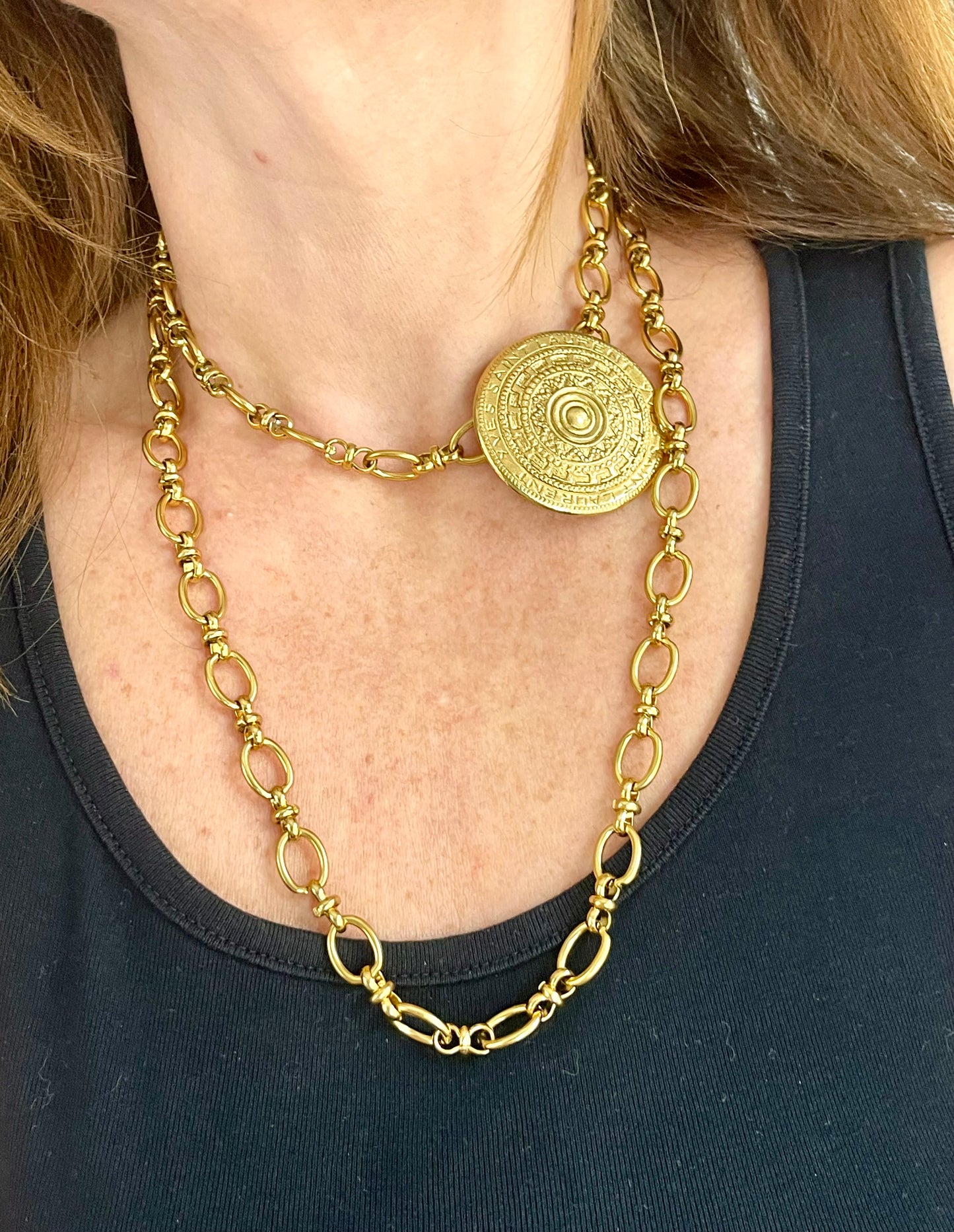 Collar de acero con porta bufandas vintage de Yves Saint Laurent: auténtica joyería reutilizada