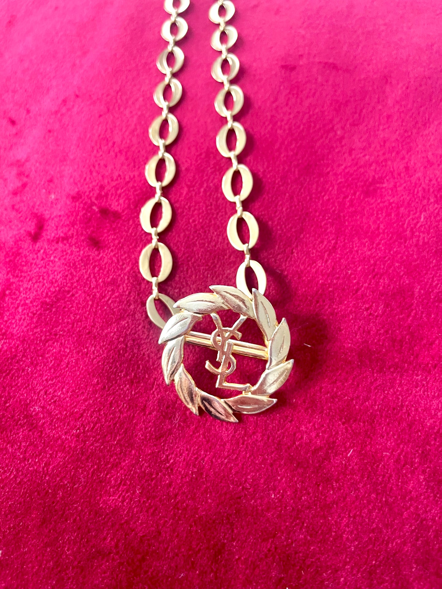 Pendentif porte-foulard vintage restauré 18 kg Yves Saint Laurent