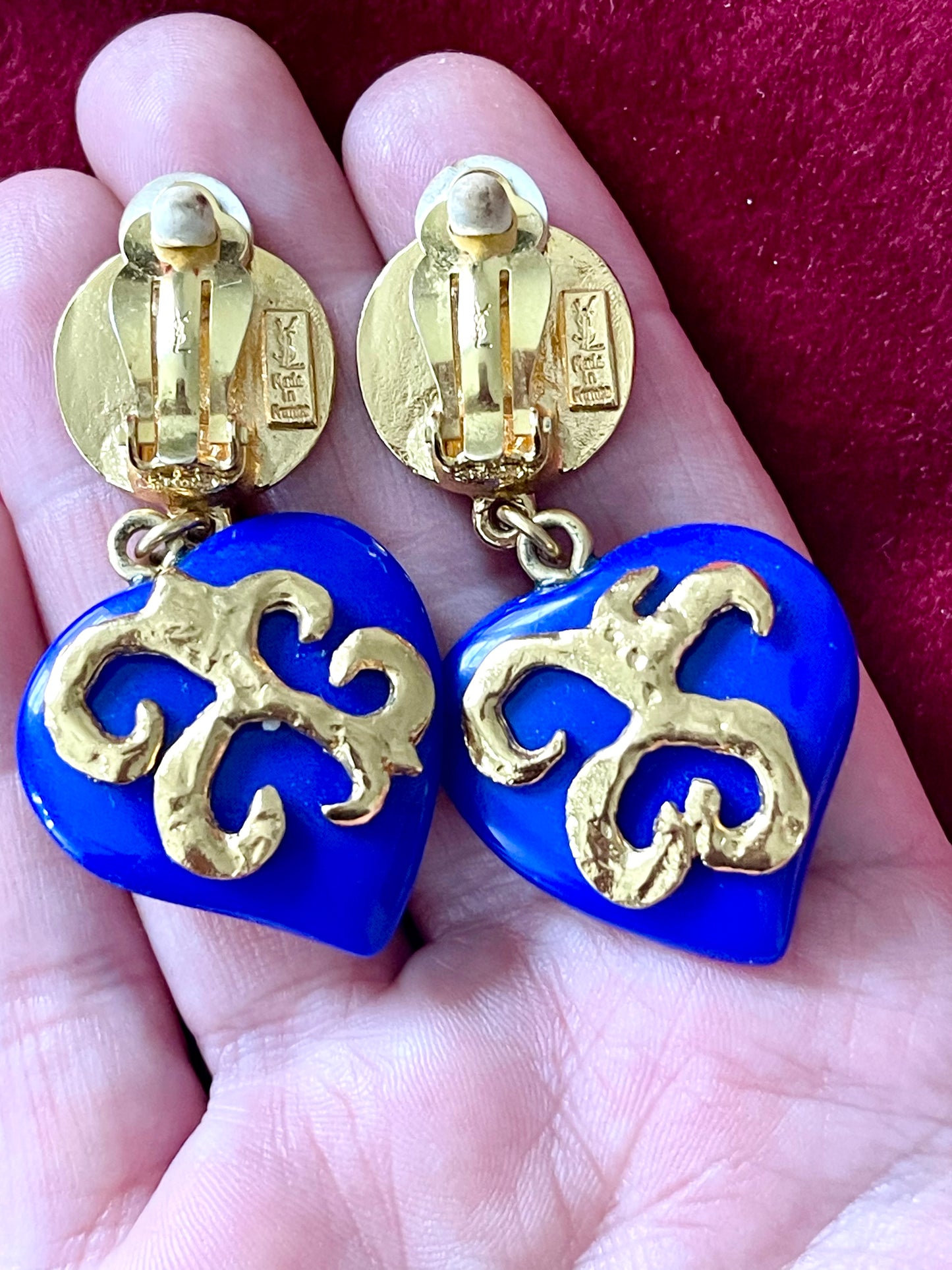 Boucles d'oreilles vintage Yves Saint Laurent Coeurs bleus ton or