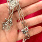 Collar con dijes de teléfono Dior Beauté reciclados: joyería única en tono plateado
