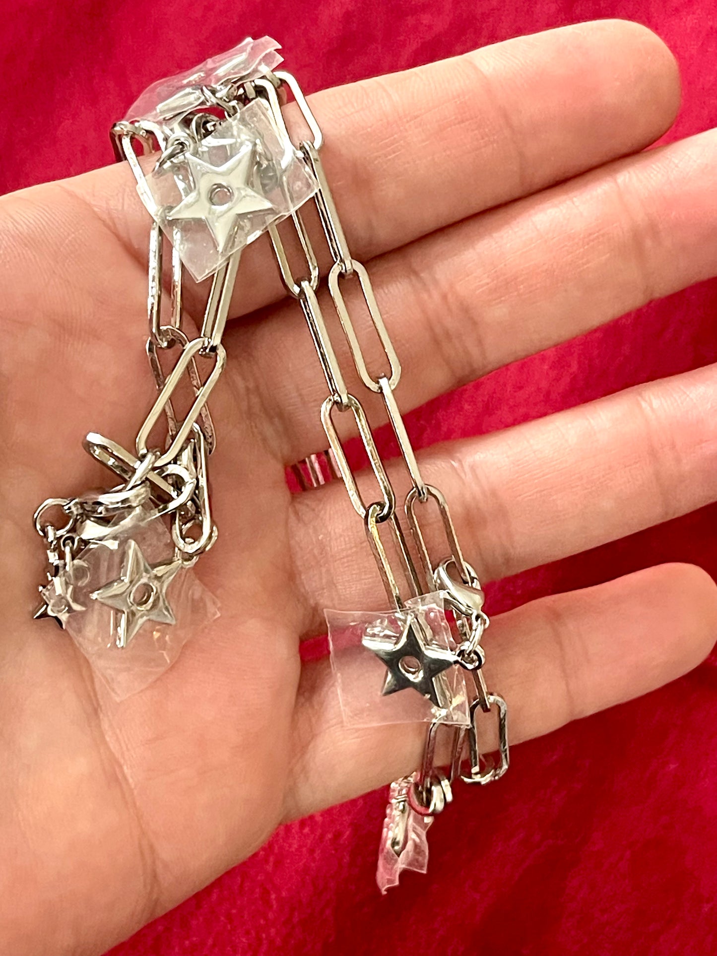 Collar con dijes de teléfono Dior Beauté reciclados: joyería única en tono plateado