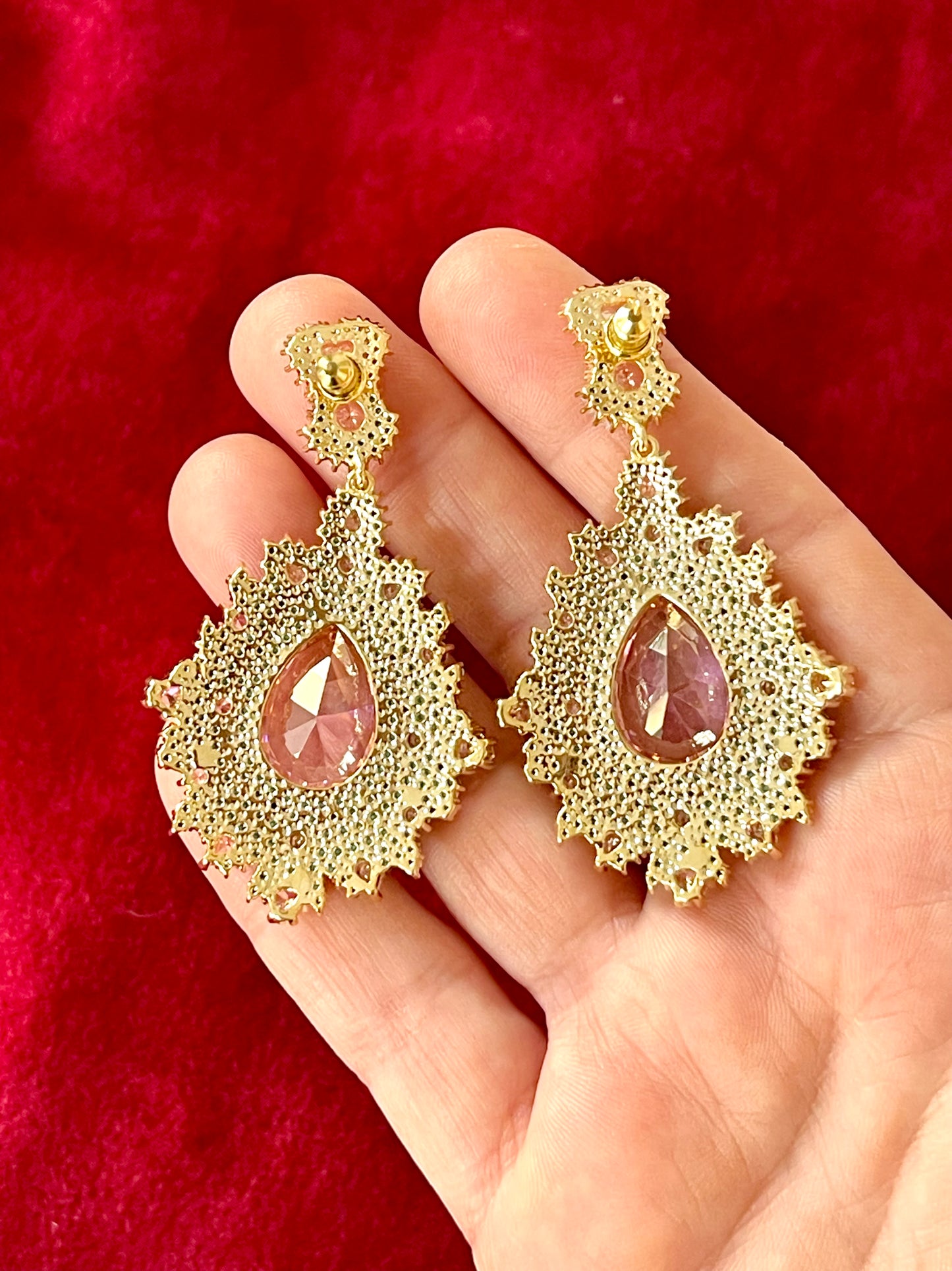 Pendientes llamativos de diseñador con piedras turquesas y diamantes de imitación rosas