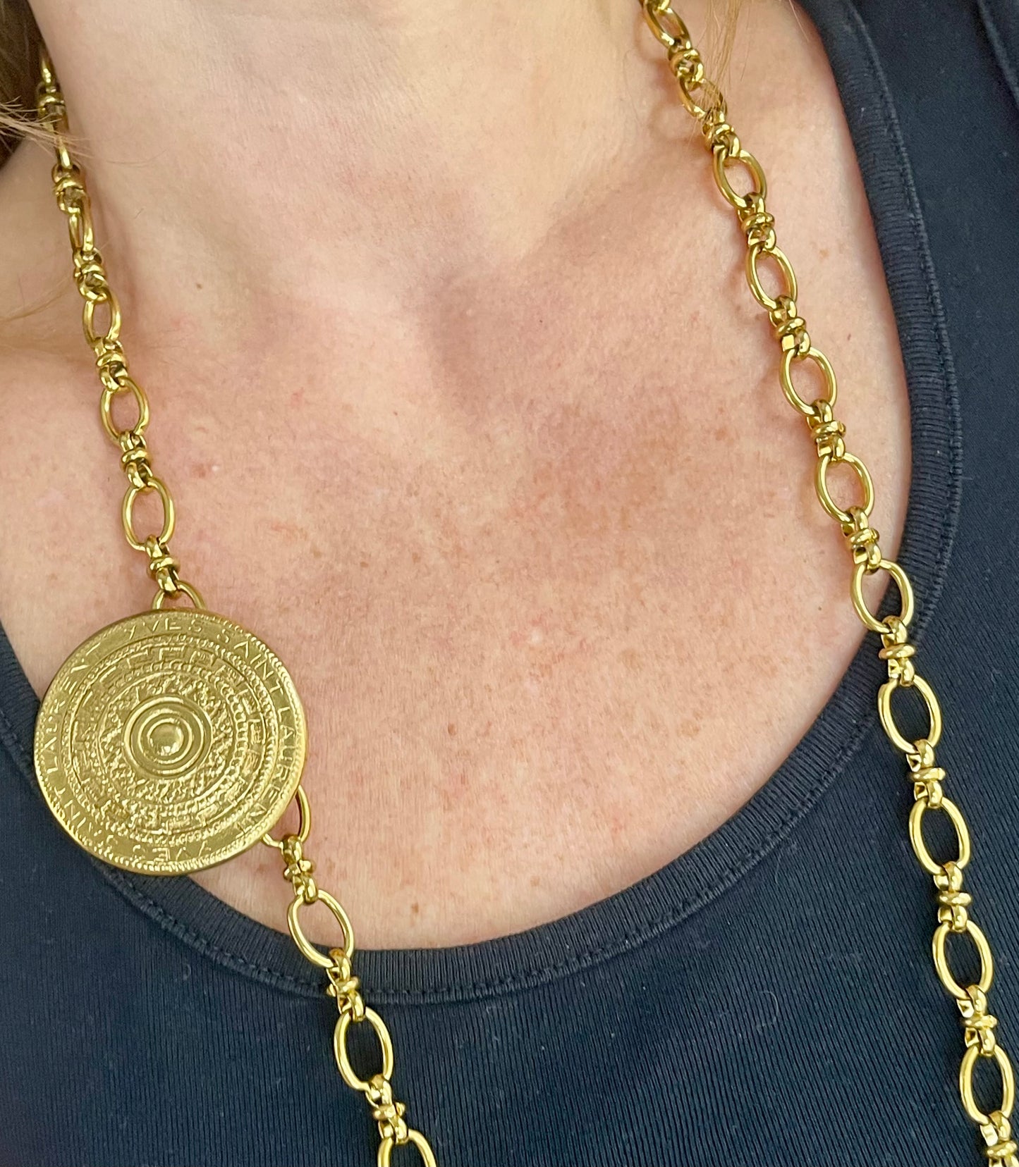 Collar de acero con porta bufandas vintage de Yves Saint Laurent: auténtica joyería reutilizada