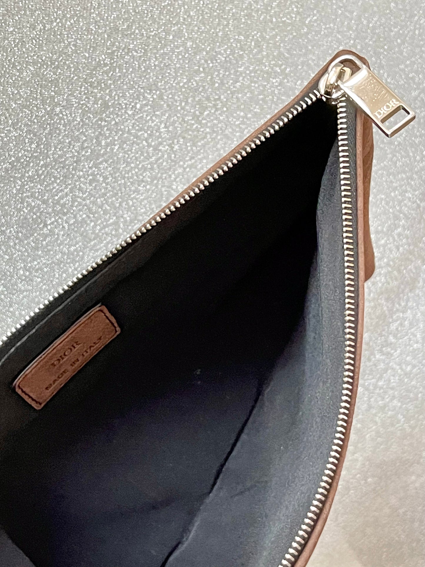 Pochette Dior en daim marron