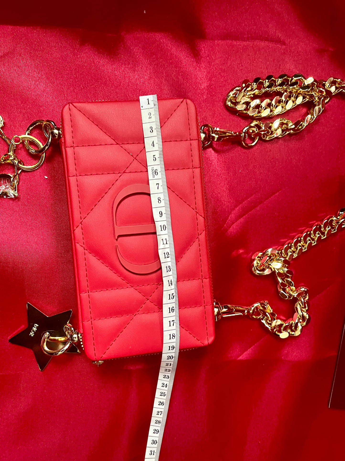 Bolso bandolera modificado con efecto lápiz labial rojo de Dior