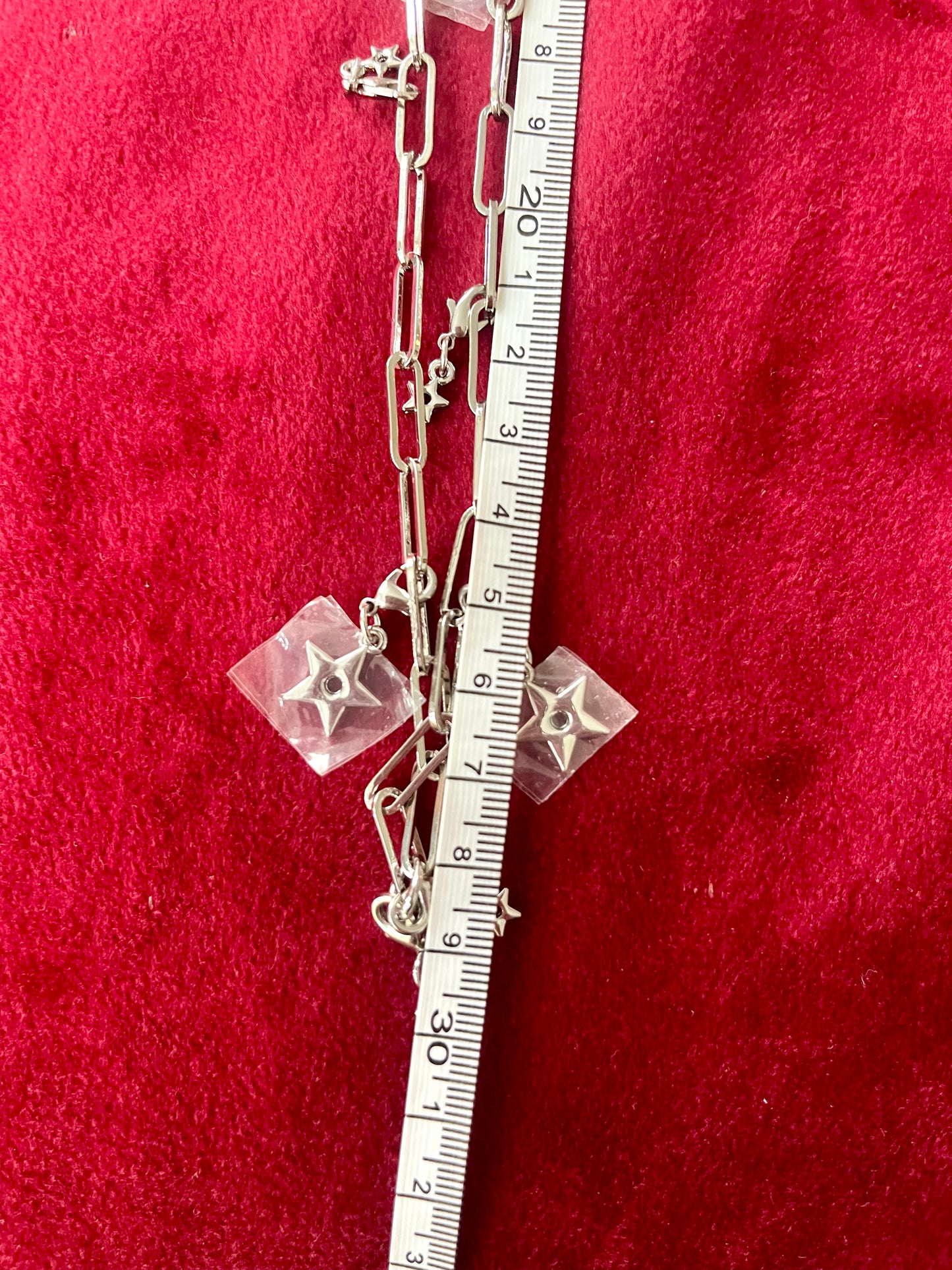 Collar con dijes de teléfono Dior Beauté reciclados: joyería única en tono plateado