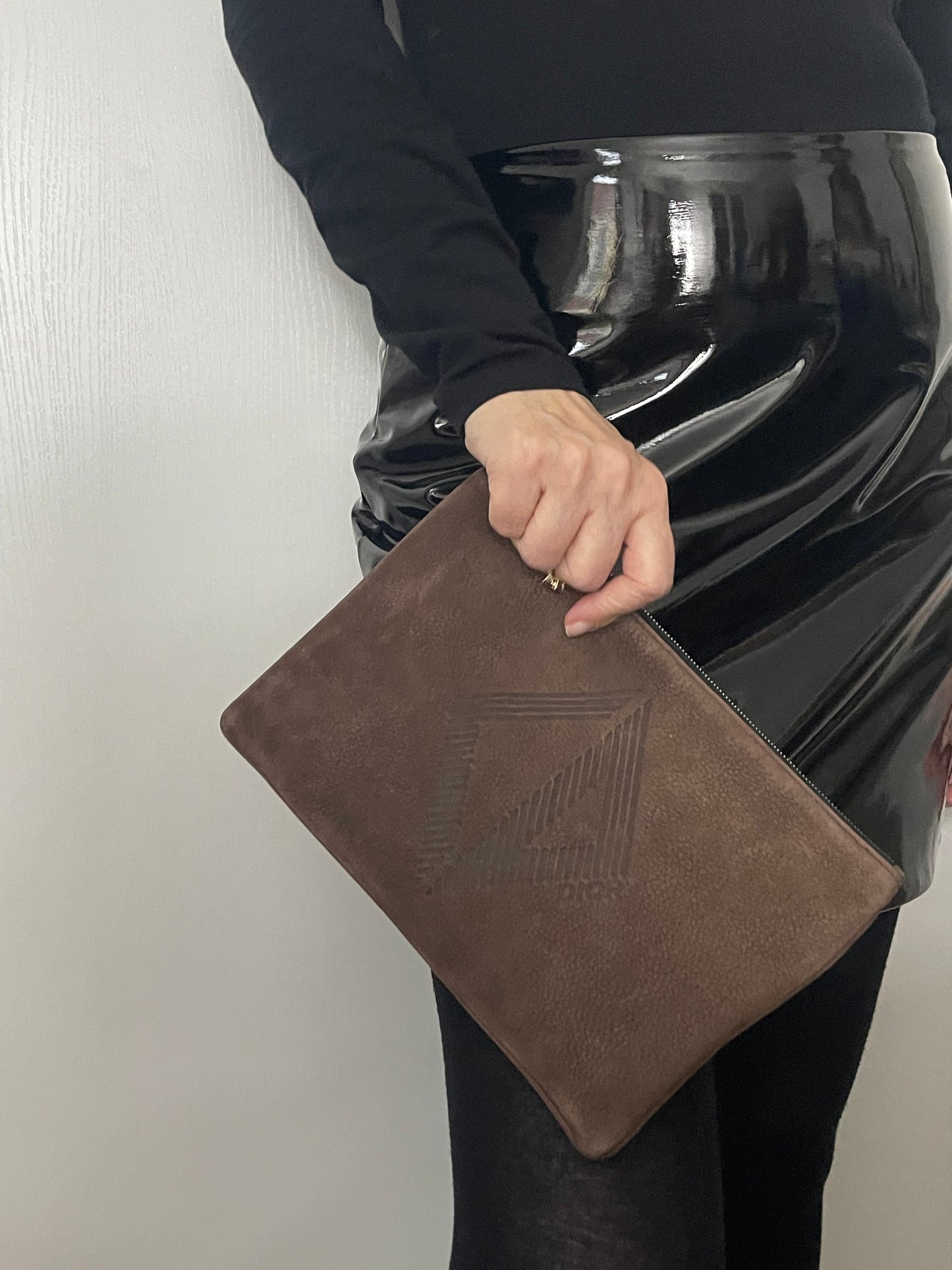 Pochette Dior en daim marron