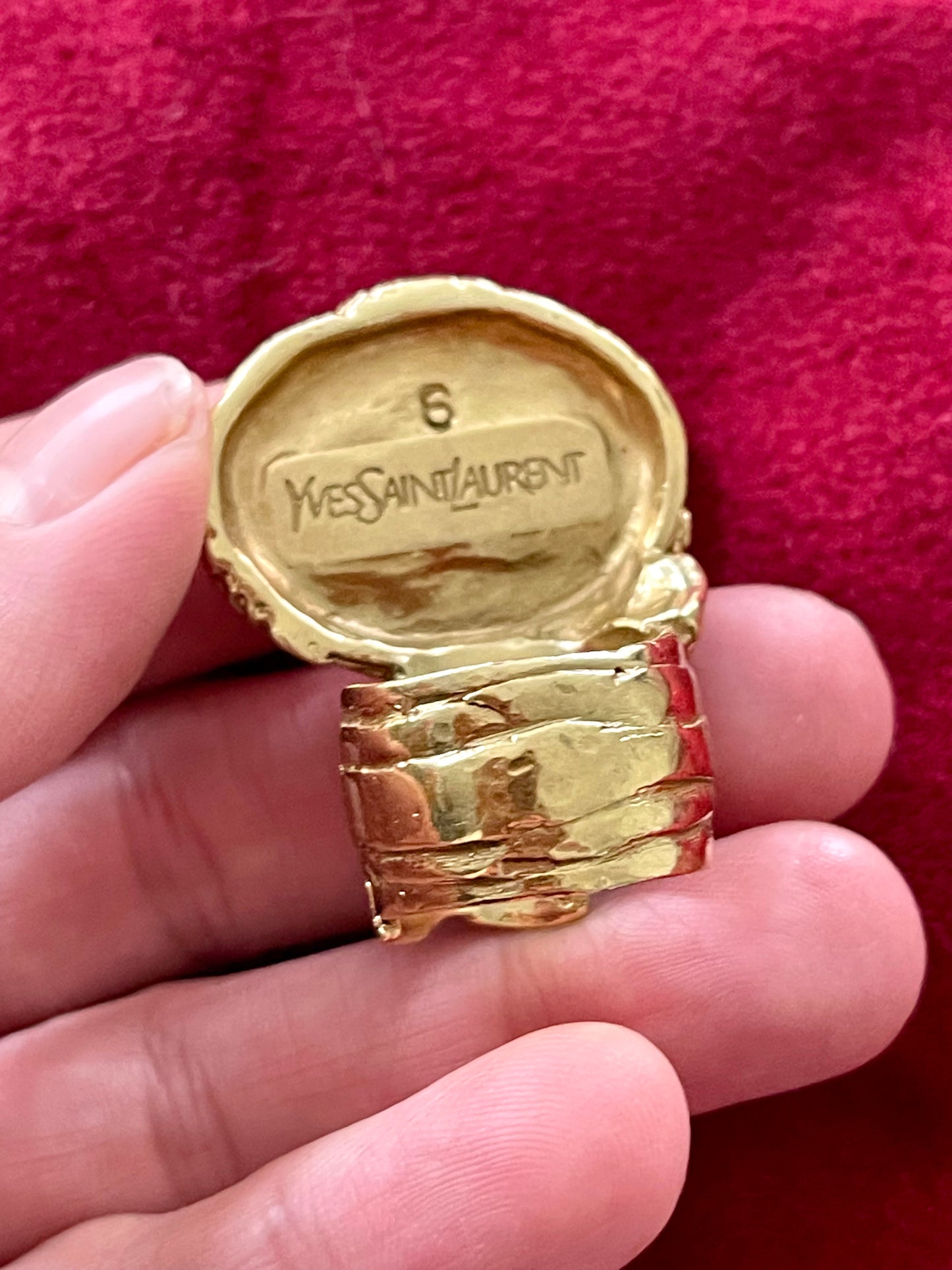 Anillo Arty dorado vintage con rosa de Yves Saint Laurent