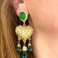 Pendientes colgantes en oro mate con forma de corazón y pedrería verde, estilo vintage