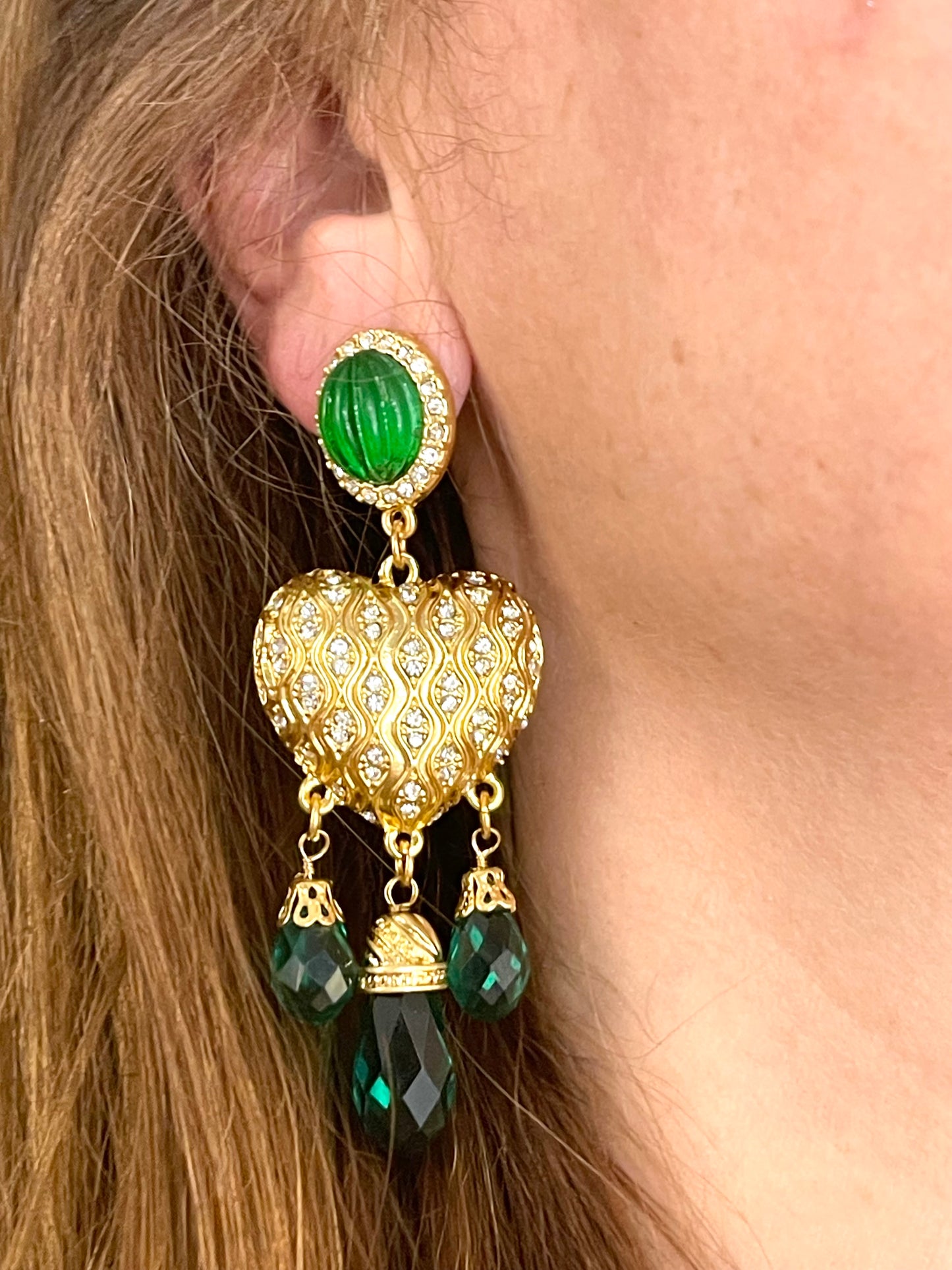 Pendientes colgantes en oro mate con forma de corazón y pedrería verde, estilo vintage