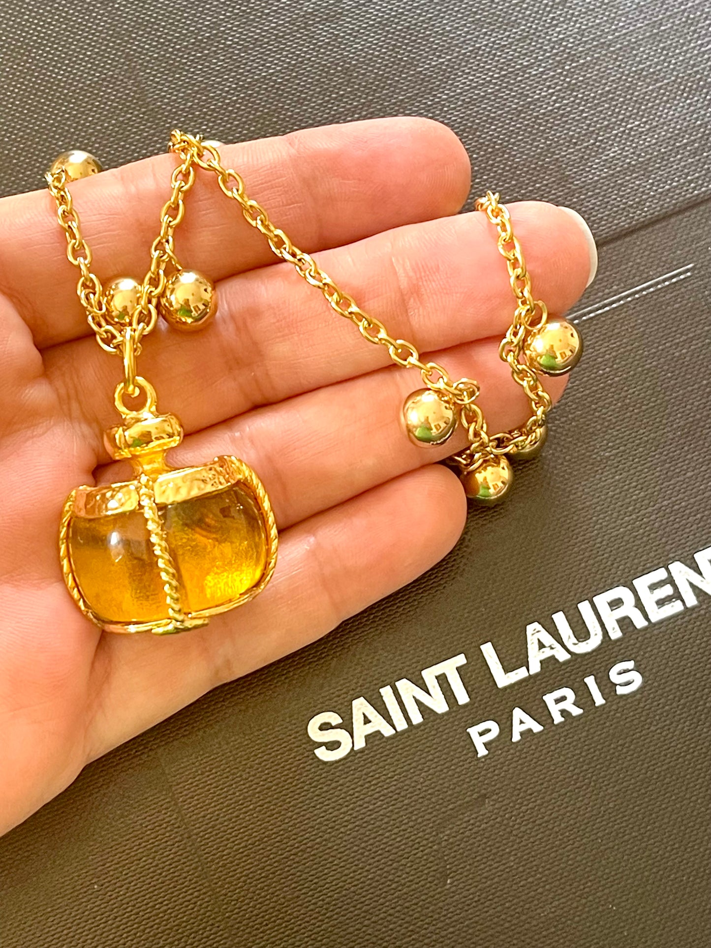 Pendentif Authentique Champagne Yves Saint Laurent Remis À Neuf Avec 18K