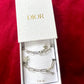 Collar con dijes de teléfono Dior Beauté reciclados: joyería única en tono plateado