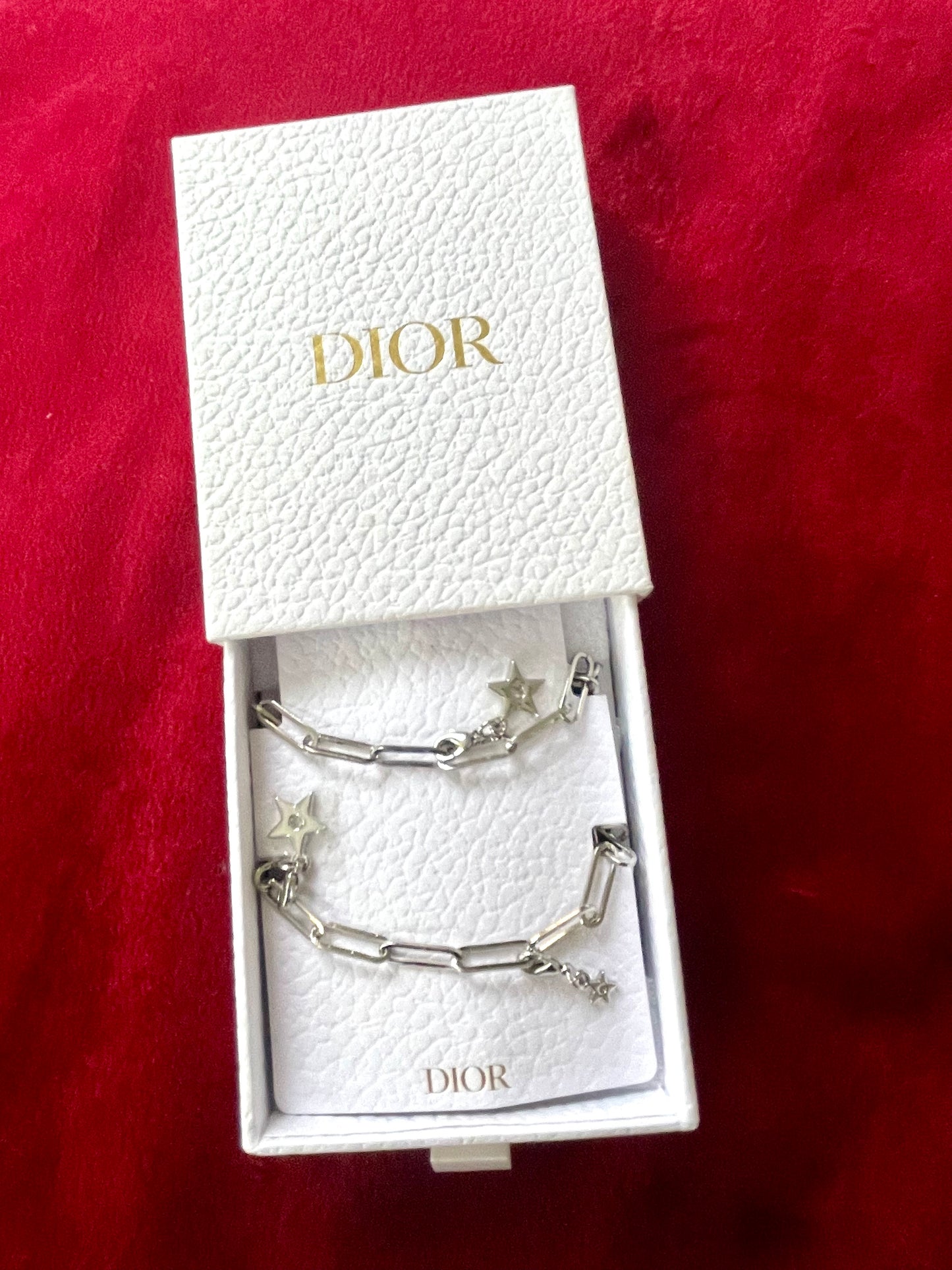 Collar con dijes de teléfono Dior Beauté reciclados: joyería única en tono plateado