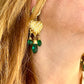 Pendientes colgantes en oro mate con forma de corazón y pedrería verde, estilo vintage