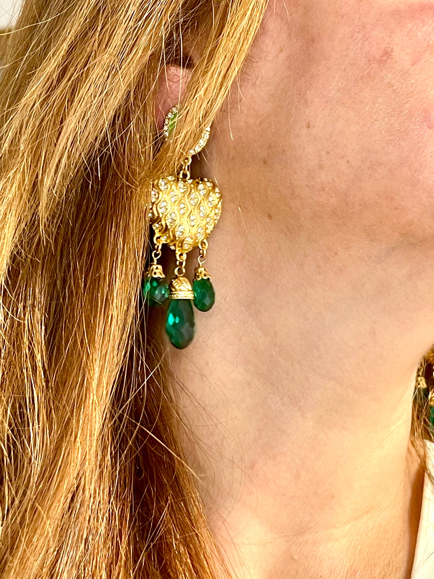 Pendientes colgantes en oro mate con forma de corazón y pedrería verde, estilo vintage