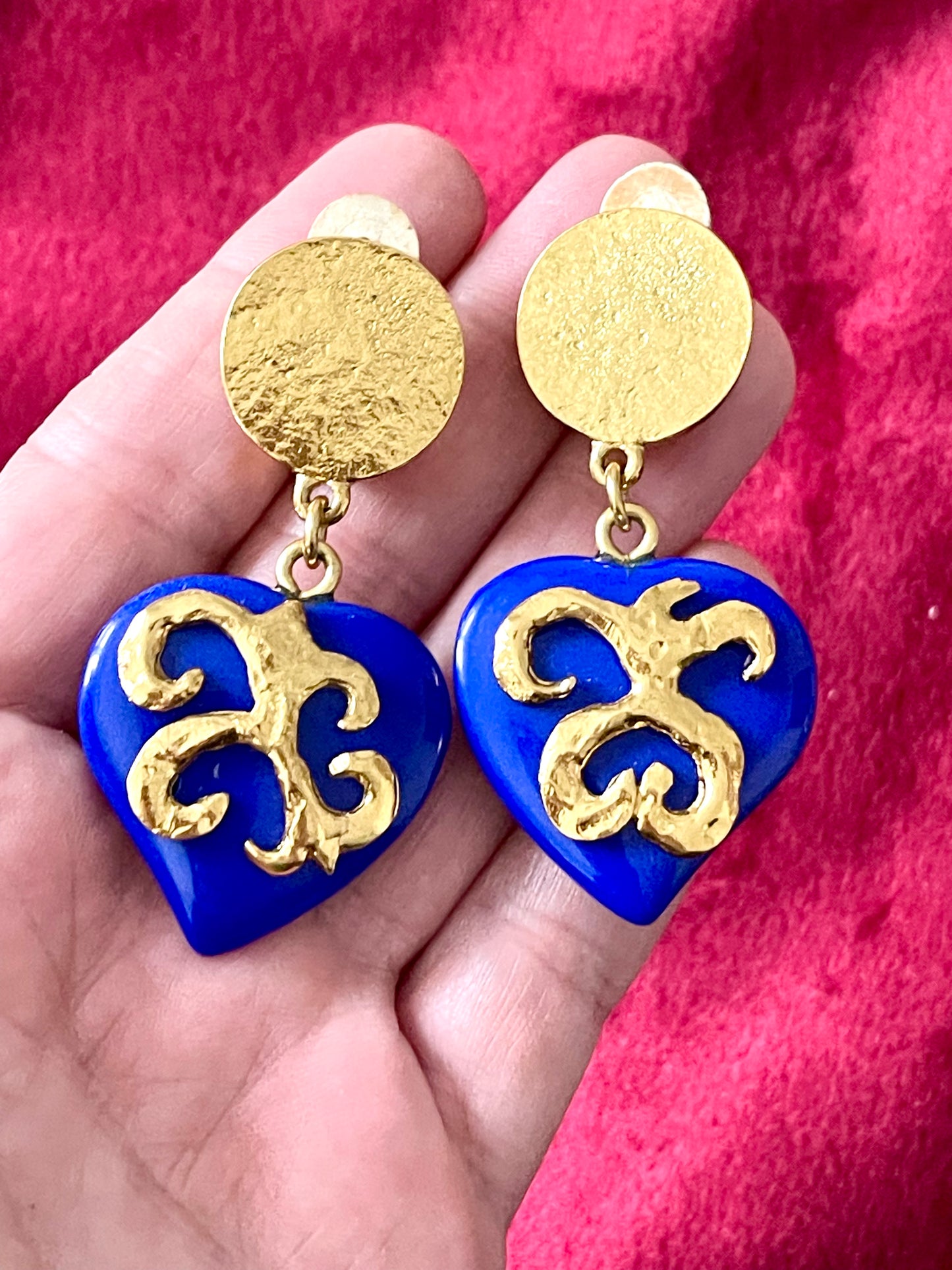 Boucles d'oreilles vintage Yves Saint Laurent Coeurs bleus ton or