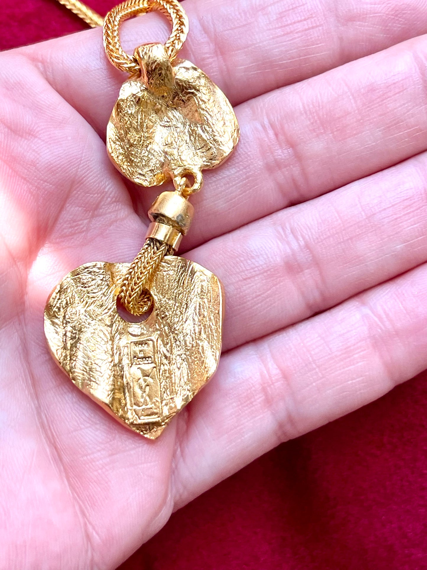 Collier pendentif vintage doré Yves Saint Laurent, style artistique, remis à neuf, 18 kg