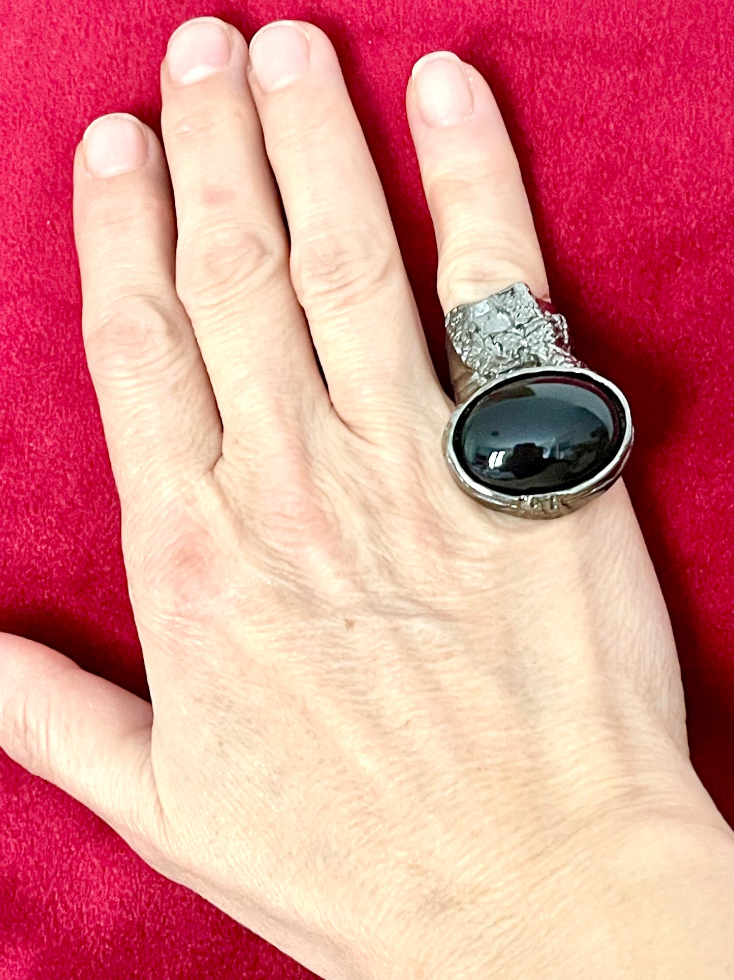 Anillo de metal gris oscuro con piedra negra Arty Vintage de Yves Saint Laurent