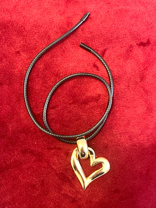 Colgante de corazón dorado auténtico de Yves Saint Laurent (defecto menor)