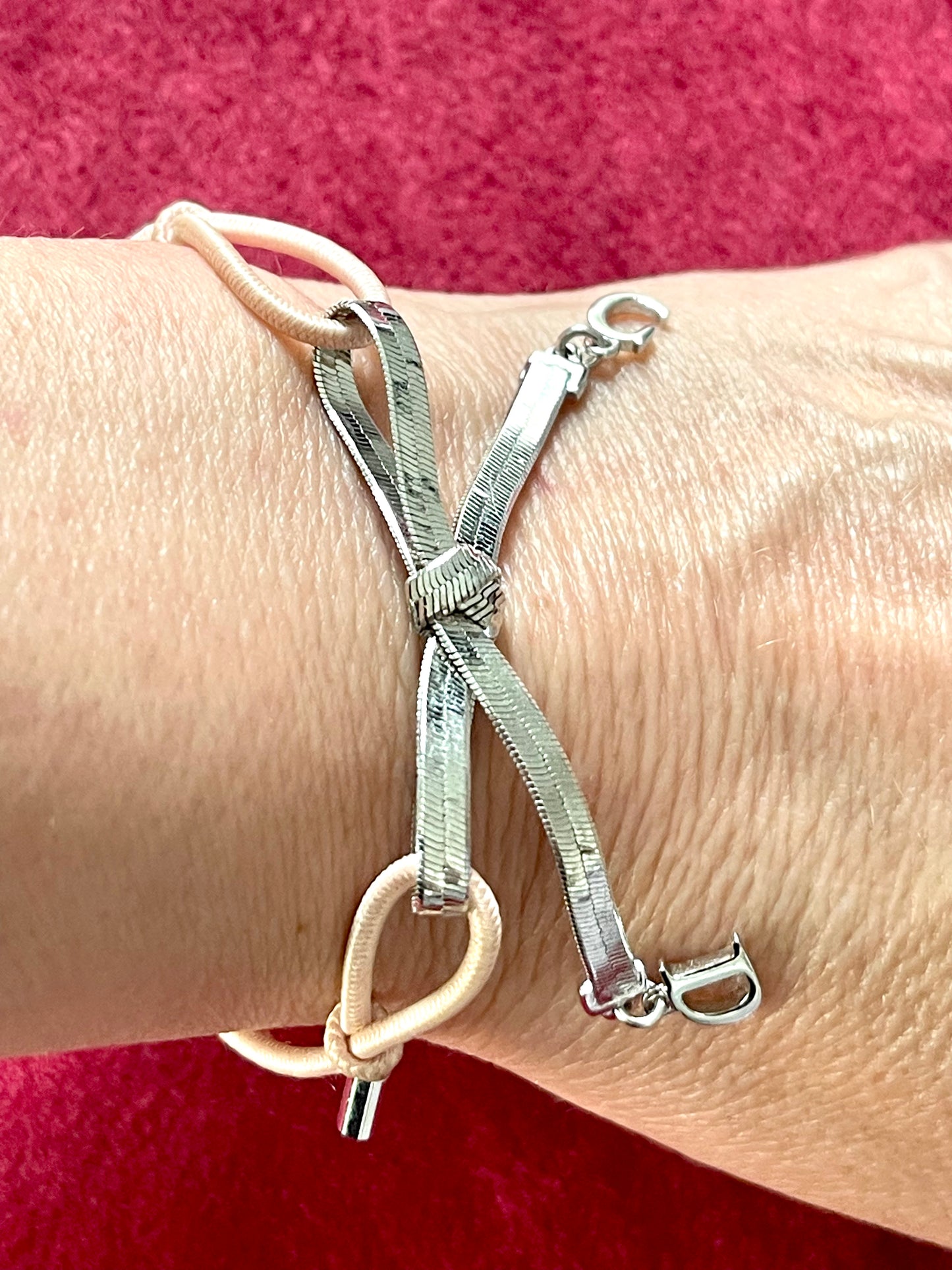 Charms argentés et bracelet Dior élastique rose