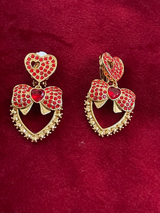 Boucles d'Oreilles Coeur Rouge &amp; Noeud Cristal Métal Doré