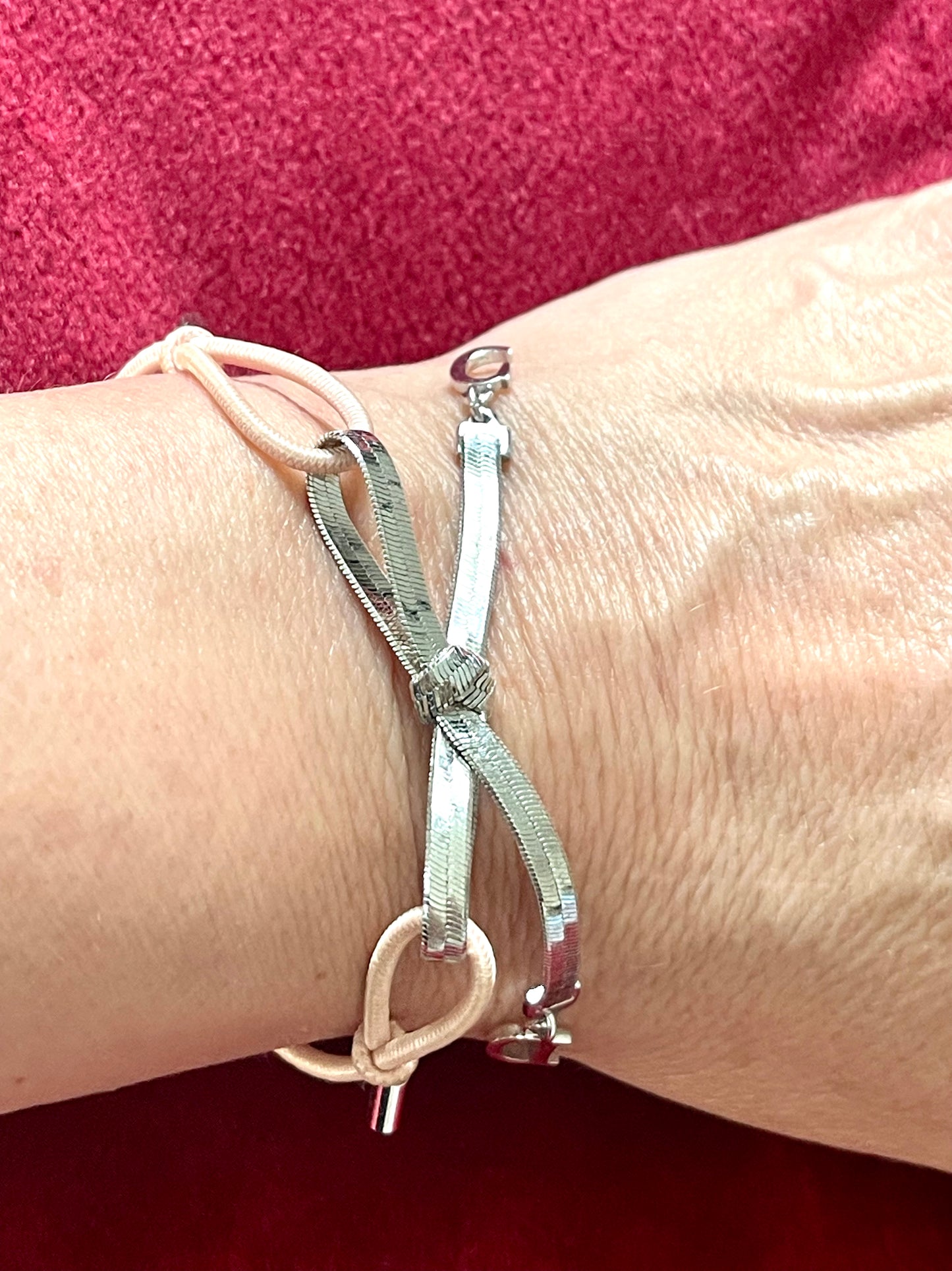 Charms argentés et bracelet Dior élastique rose