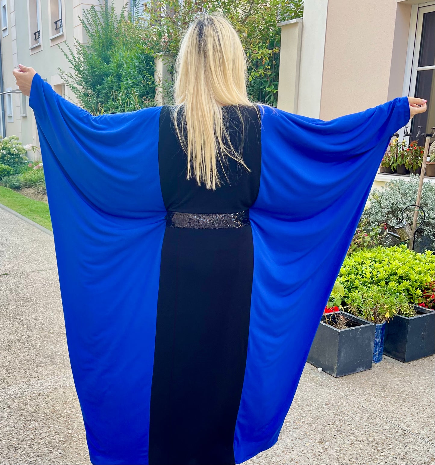 Robe abaya à sequins bleus et noirs faite à la main